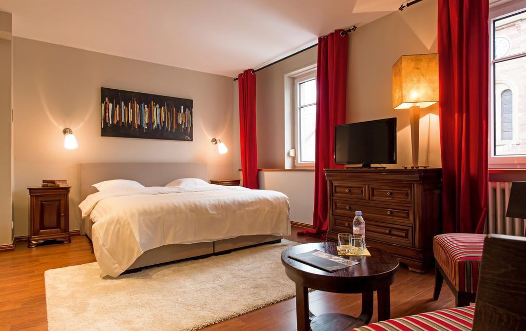 Hotel Restaurant "Le Strasbourg" Bitche Kamer foto